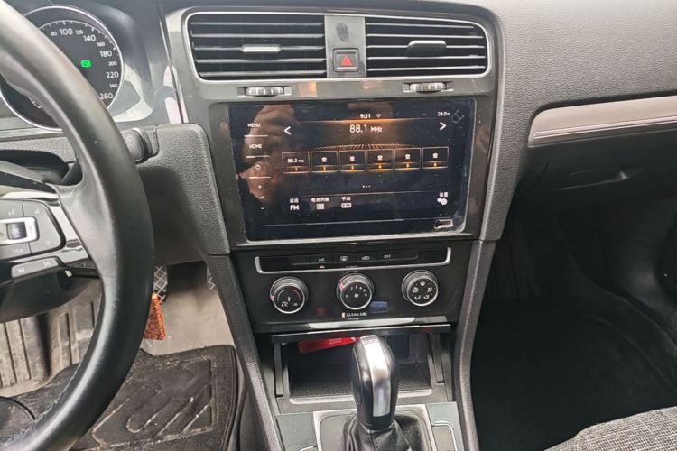 Volkswagen Golf 2020 car image #13