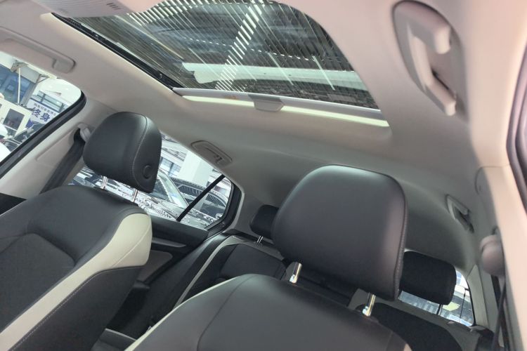 Volkswagen Golf 2023 car image #25