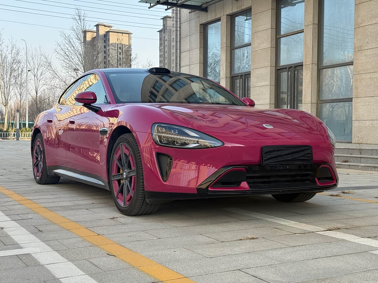 MI SU7 2025 immagine di auto 