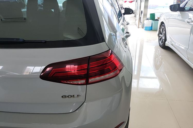 Volkswagen Golf 2018 car image #8