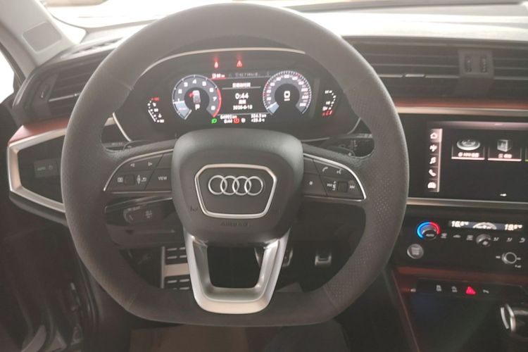 Audi Q3 2020 car image #11