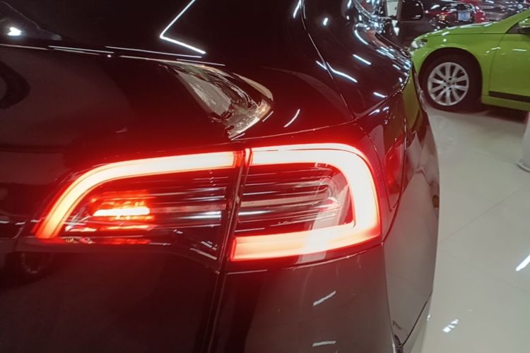 Tesla Model Y 2023 car image #8