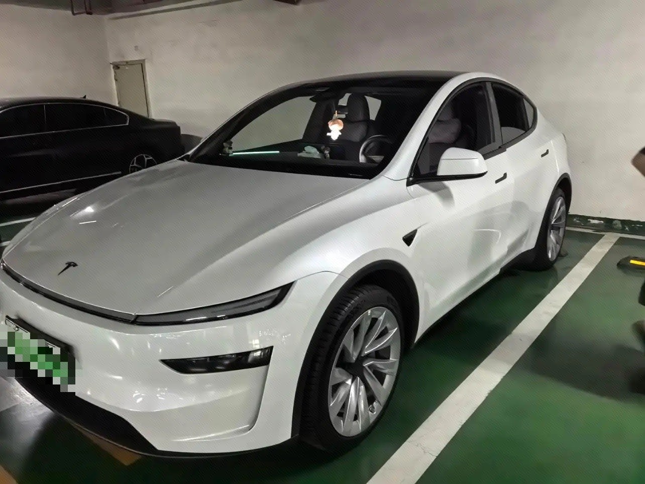 Tesla Model Y 2026 immagine di auto 