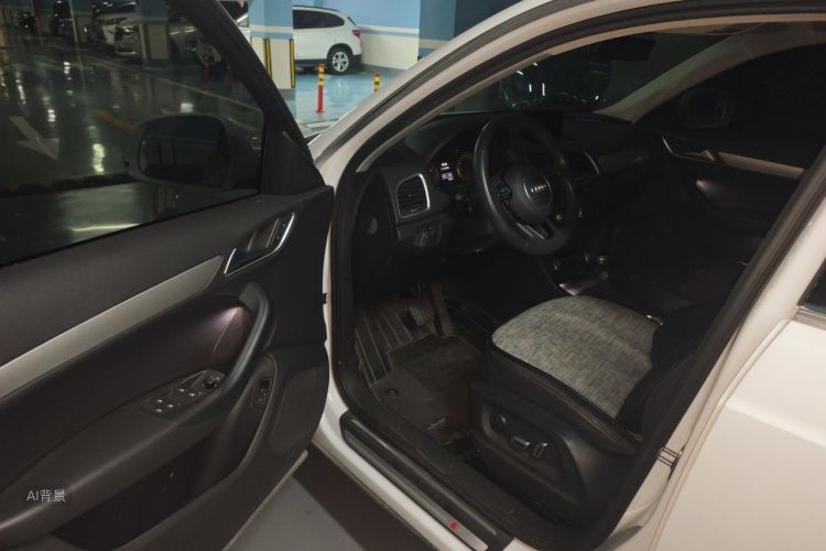 Audi Q3 2019 car image #18