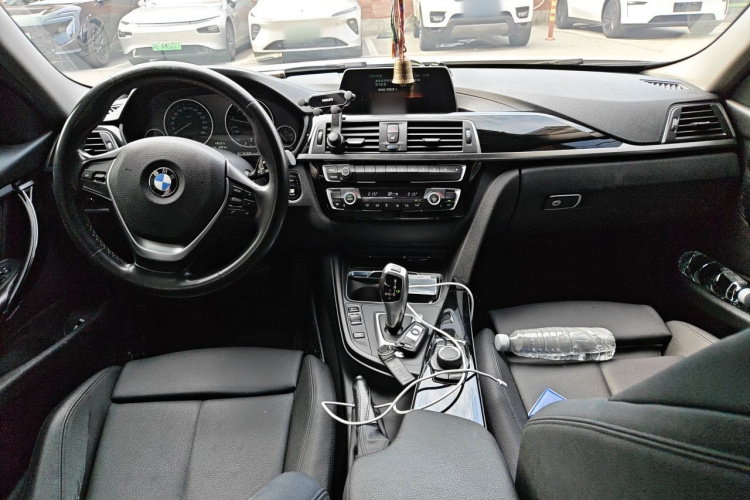 BMW 3 Series 2018 car image #12