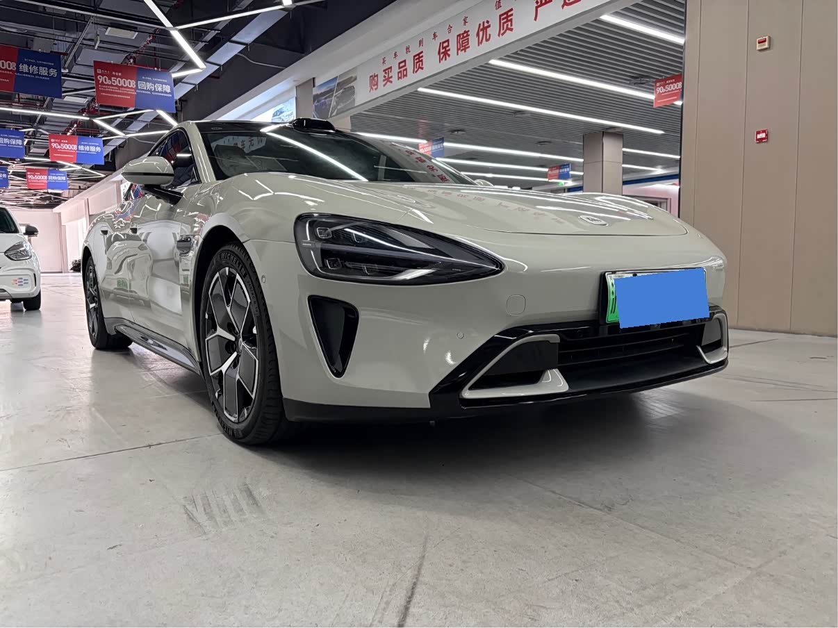 MI SU7 2025 immagine di auto 
