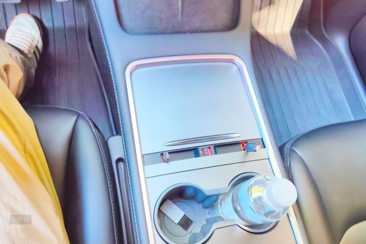 Tesla Model Y 2022 car image #16