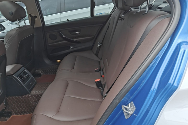 BMW 3 Series 2019 car image #17