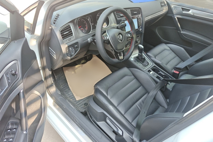 Volkswagen Golf 2015 car image #16