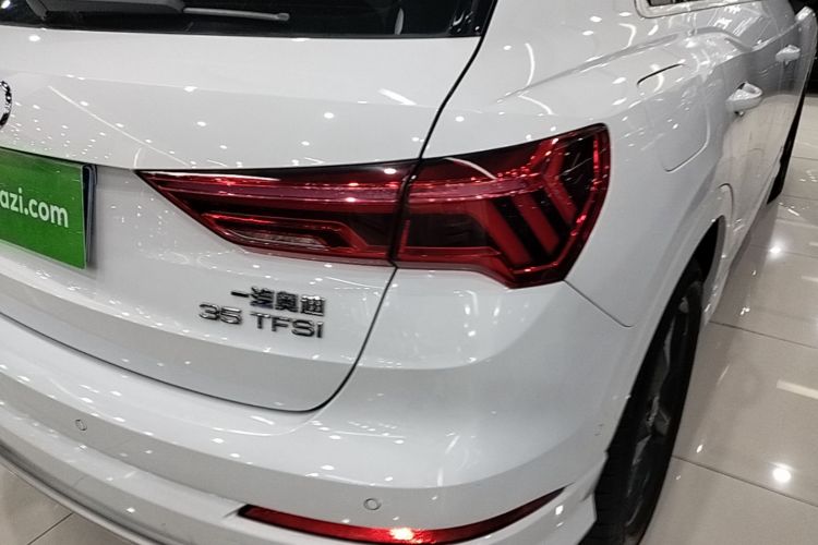 Audi Q3 2022 car image #8