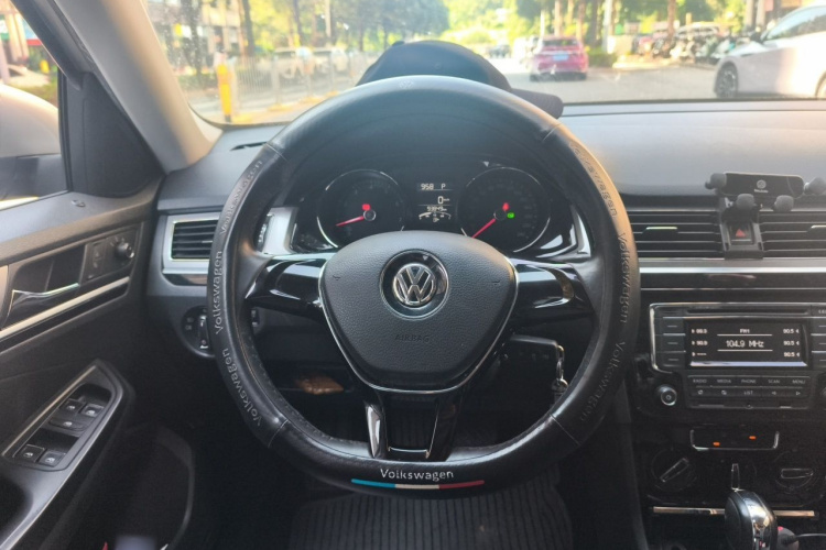 Volkswagen Bora 2016 car image #11