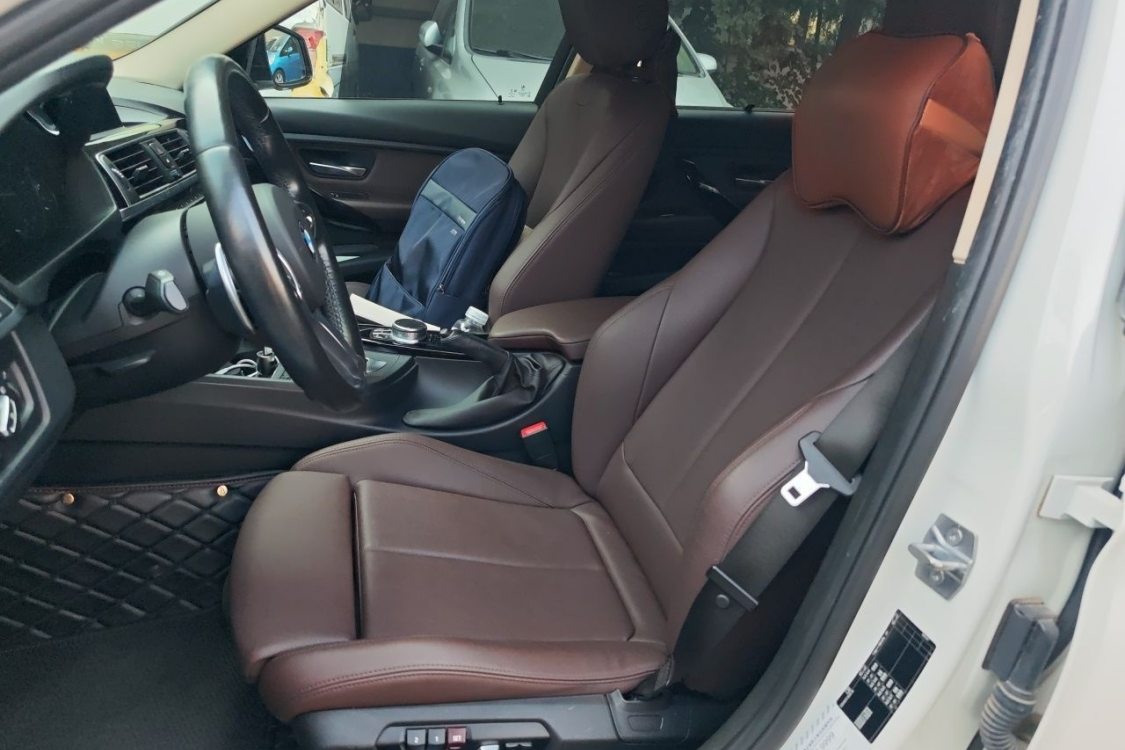 BMW 3 Series 2019 car image #18