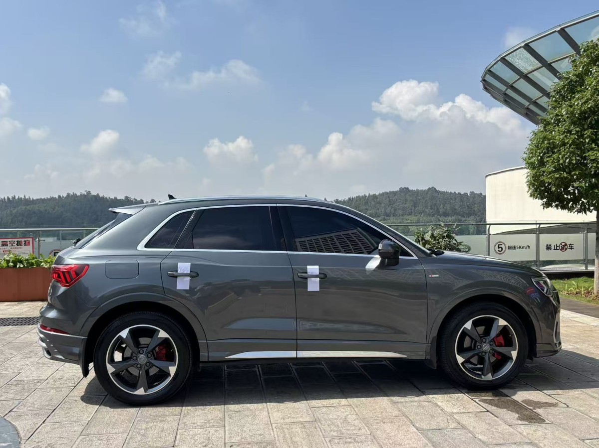 Audi Q3 2019 car image #14