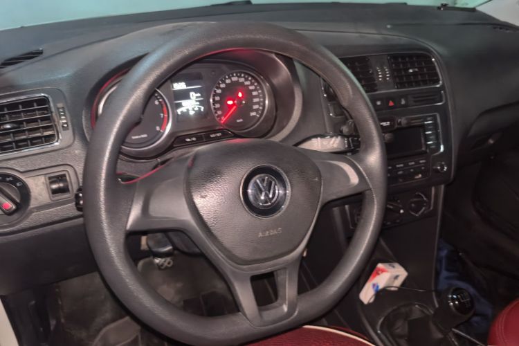 Volkswagen Polo 2015 car image #12