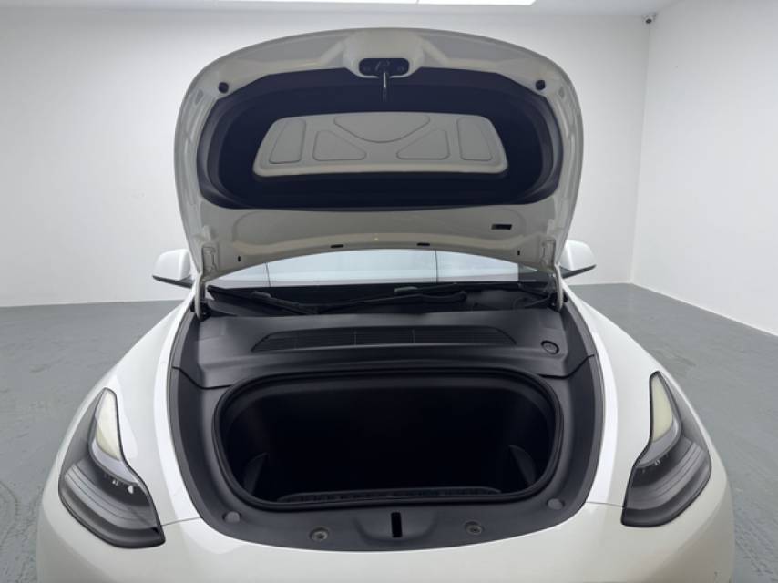 Tesla Model Y 2022 car image #9