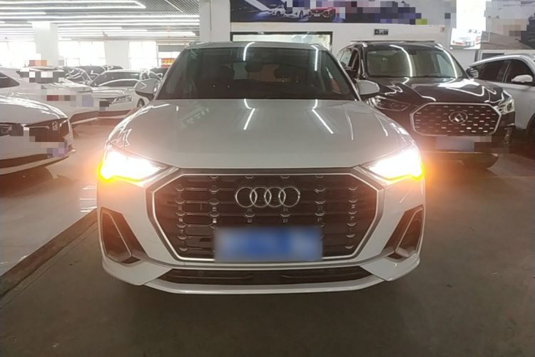 Audi Q3 2021 car image #3
