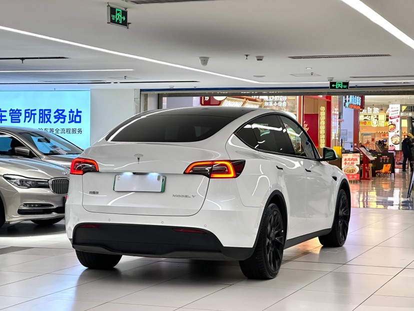 Tesla Model Y 2024 #9 Tesla Model Y 2024 car image #9