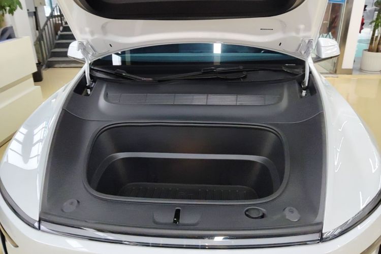 Tesla Model Y 2025 #20 Tesla Model Y 2025 car image #20