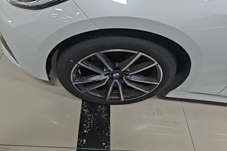BMW 3 Series 2021 car image #9