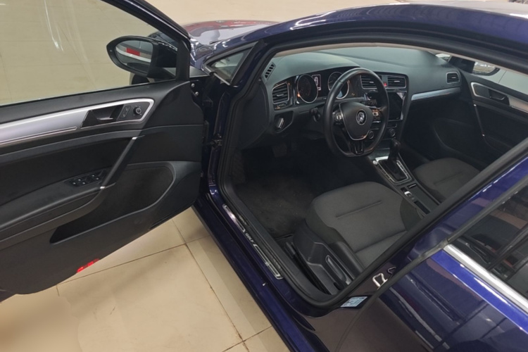 Volkswagen Golf 2020 car image #12