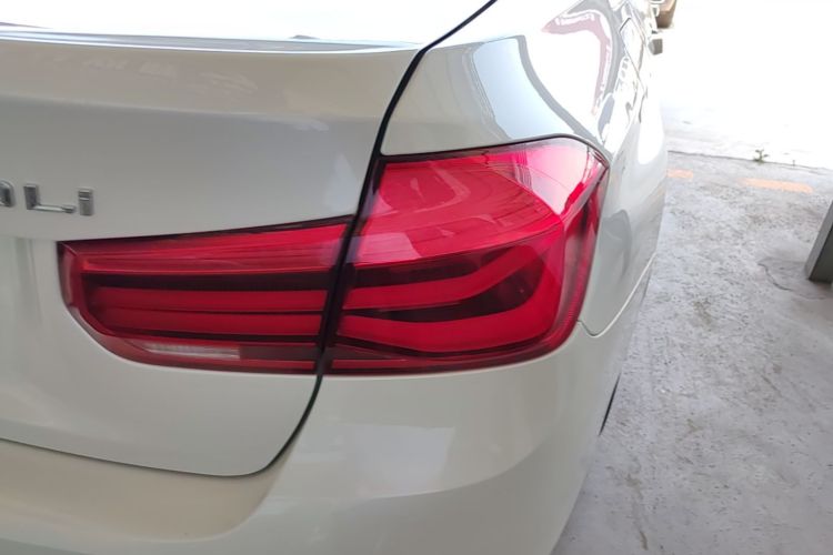 BMW 3 Series 2018 #8 BMW 3 Series 2018 car image #8