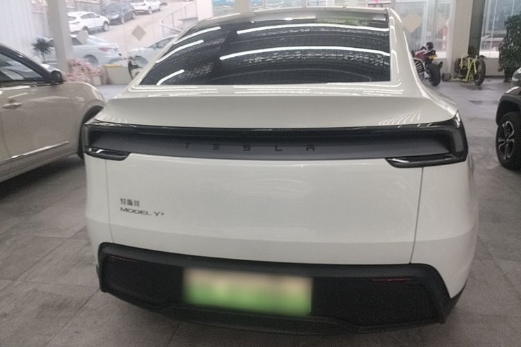 Tesla Model Y 2025 #6 Tesla Model Y 2025 car image #6