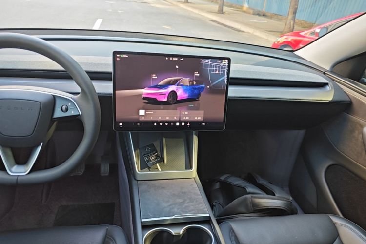 Tesla Model Y 2025 car image #13