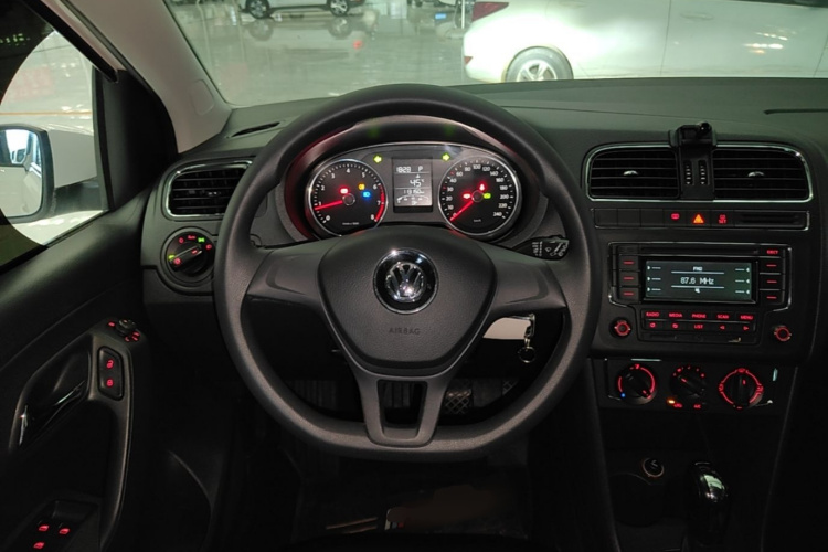 Volkswagen Polo 2015 car image #11