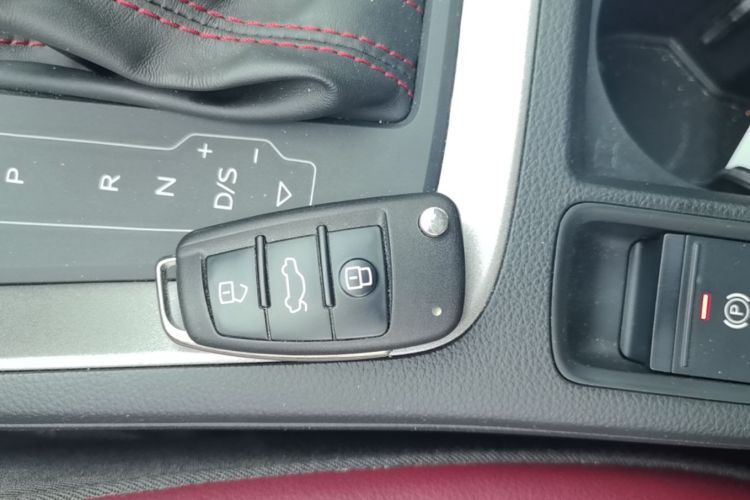 Audi Q3 2020 car image #14