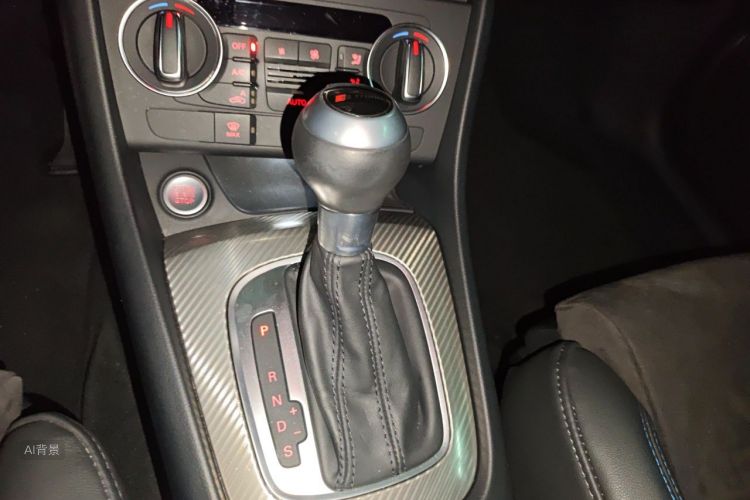Audi Q3 2018 car image #16