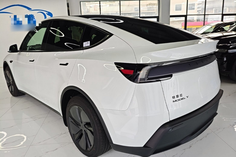 Tesla Model Y 2026 #7 Tesla Model Y 2026 car image #7