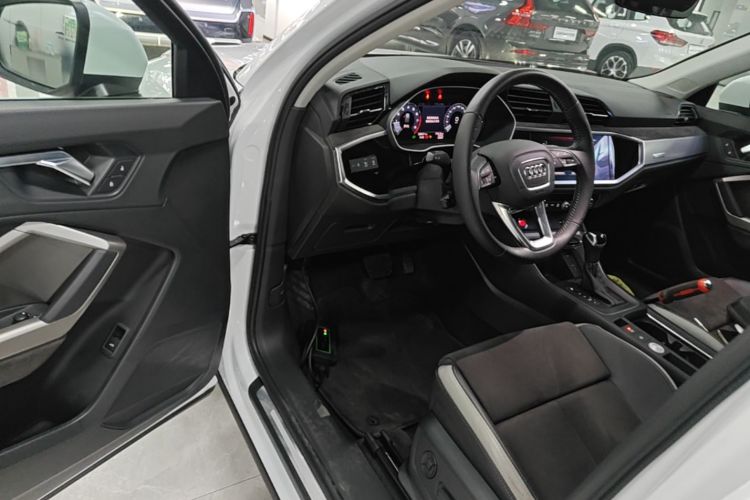 Audi Q3 2021 car image #16