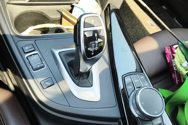 BMW 3 Series 2018 car image #16