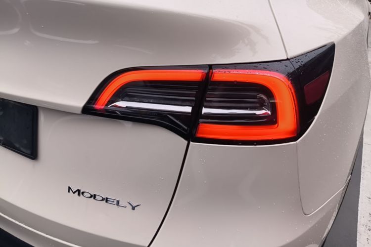 Tesla Model Y 2023 car image #8