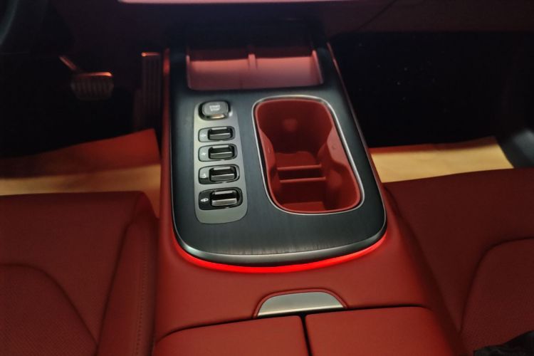 MI SU7 2024 immagine di auto #14