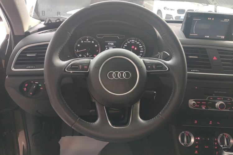 Audi Q3 2016 car image #11