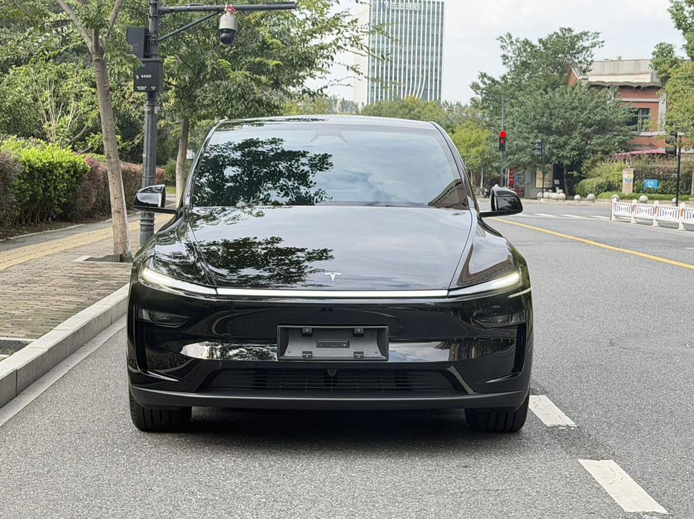 Tesla Model Y 2026 #2 Tesla Model Y 2026 car image #2