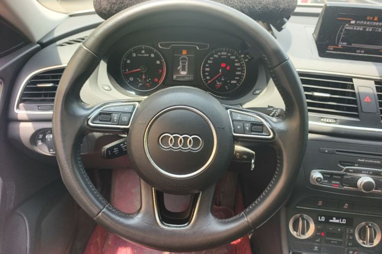 Audi Q3 2016 car image #12
