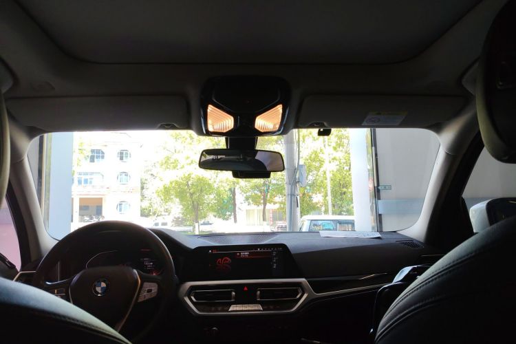 BMW 3 Series 2019 car image #18