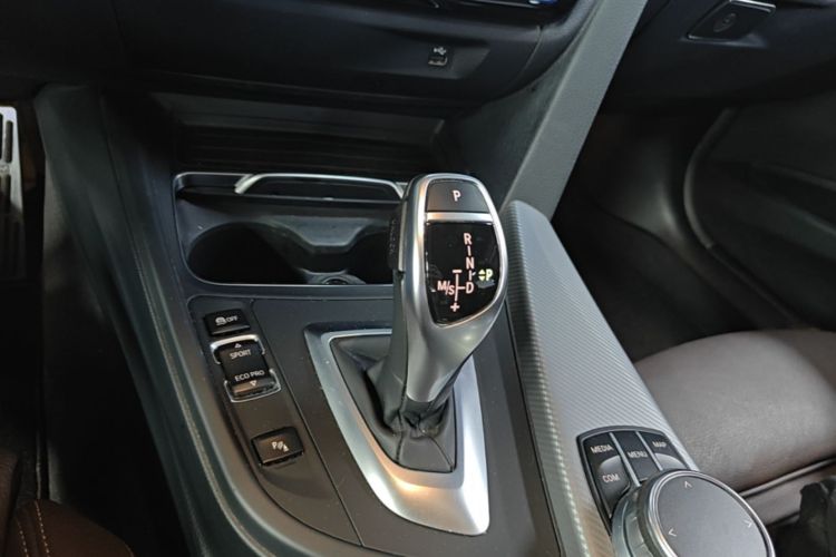 BMW 3 Series 2018 car image #18