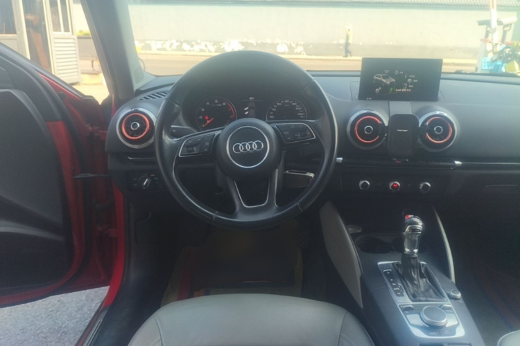 Audi A3 2018 car image #12
