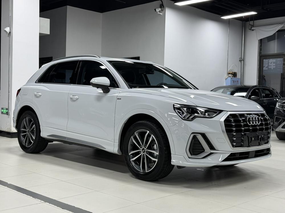 Audi Q3 2022 car image #3