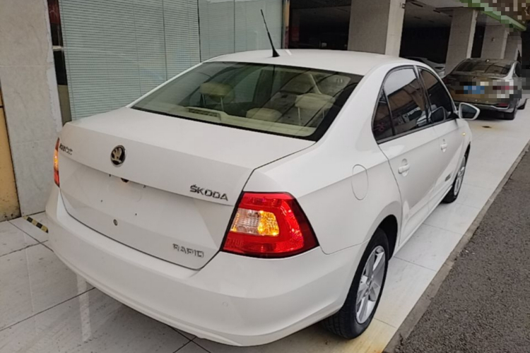 Skoda Rapid 2015 #7 Skoda Rapid 2015 car image #7