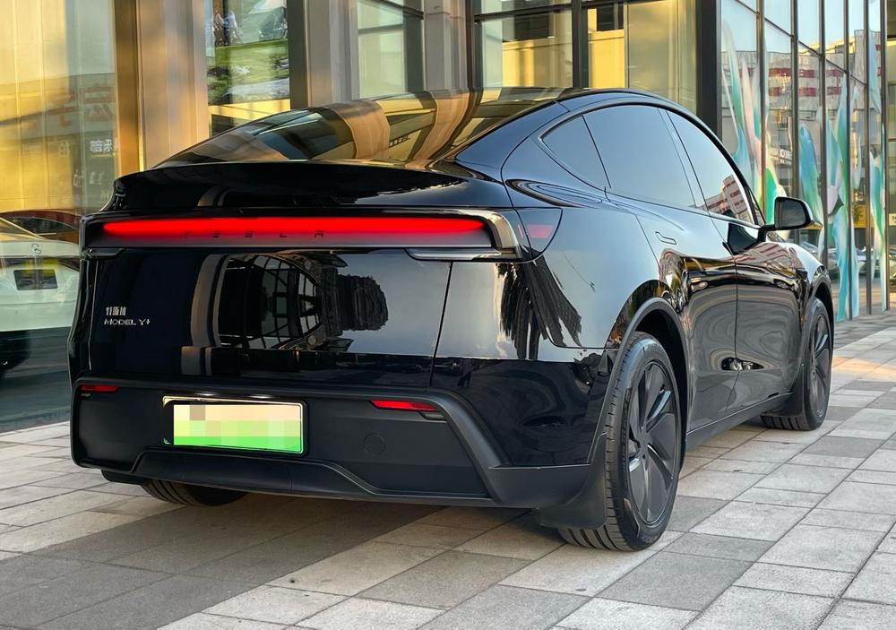 Tesla Model Y 2025 #5 Tesla Model Y 2025 car image #5