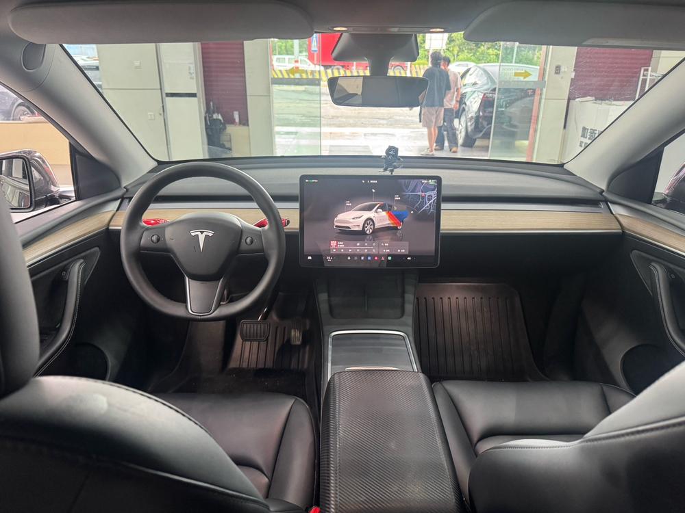 Tesla Model Y 2023 car image #13