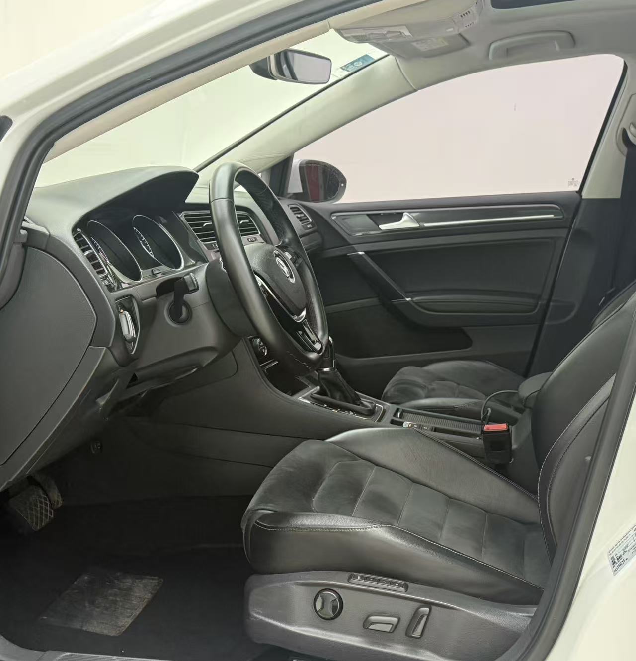 Volkswagen Golf 2018 car image #6