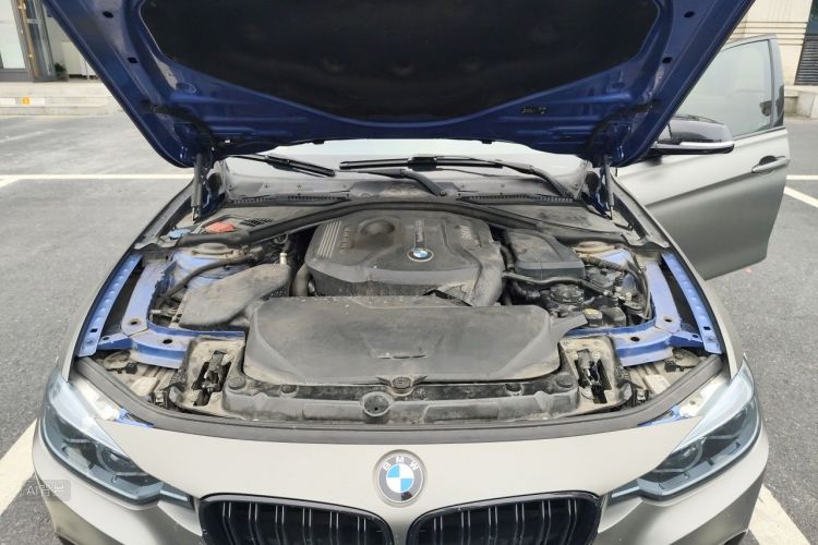 BMW 3 Series 2018 car image #22