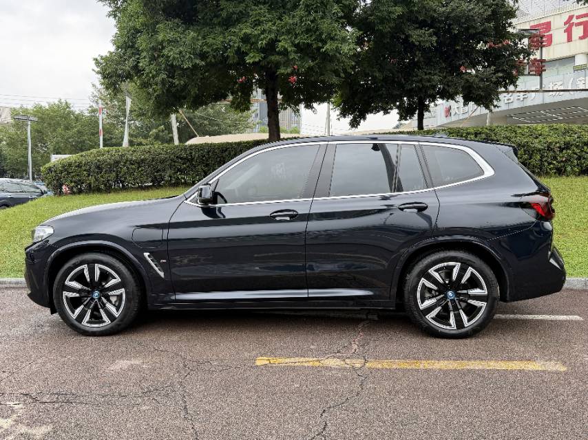 BMW iX3 2023 صورة سيارة #12