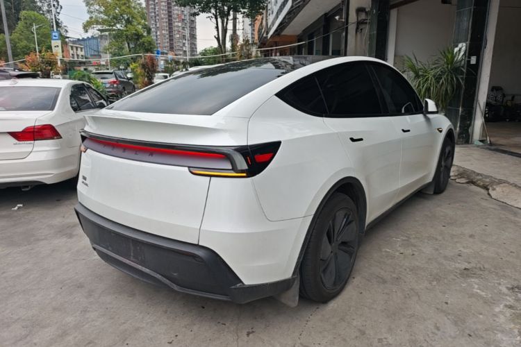 Tesla Model Y 2025 #7 Tesla Model Y 2025 car image #7