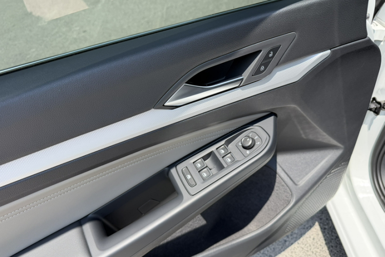 Volkswagen Golf 2023 car image #19